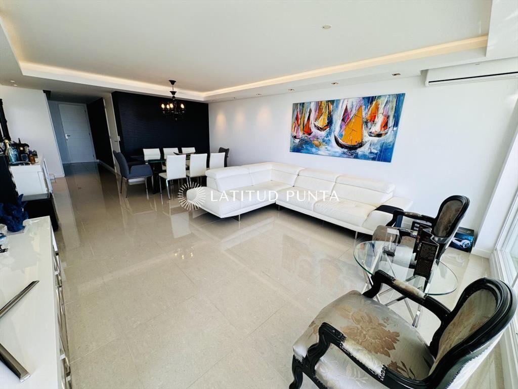 One, amplio apartamento de 3 suites