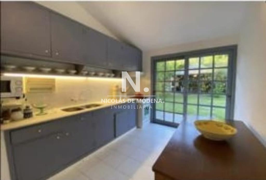 Casa de 3 dormitorios y servicio a la venta en Punta del Es