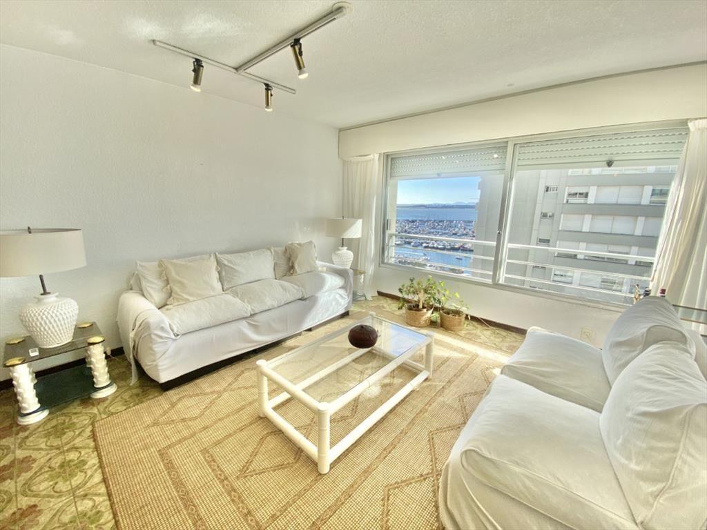 APARTAMENTO EN VENTA DE 3 DORMITORIOS EN PUNTA