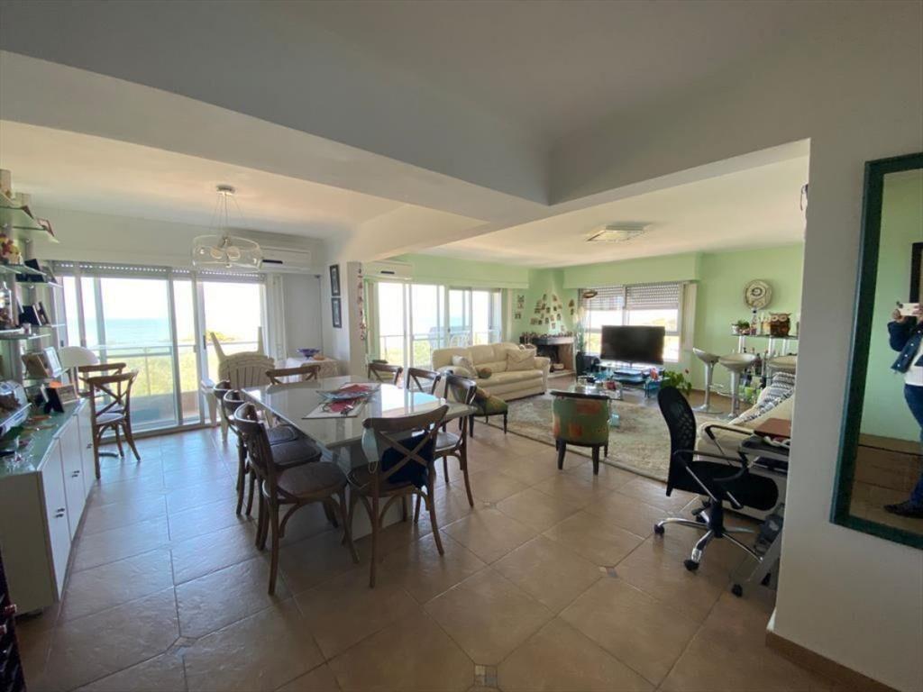 Apartamento 4 dormitorios, primera linea Mansa