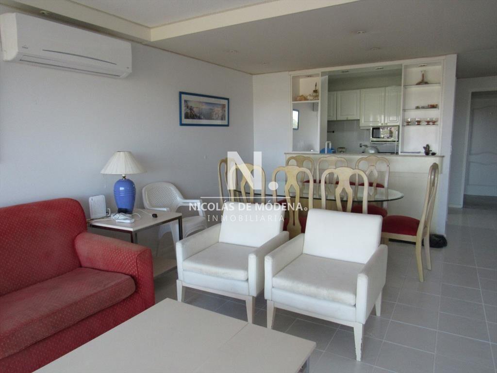 Venta de apartamento de tres dormitorios en Punta