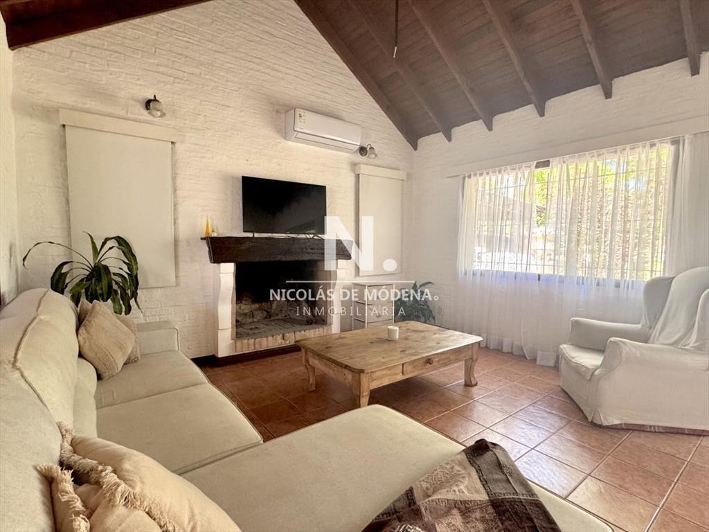 Alquila casa en Punta del Este de 4 dormitorios, excelente