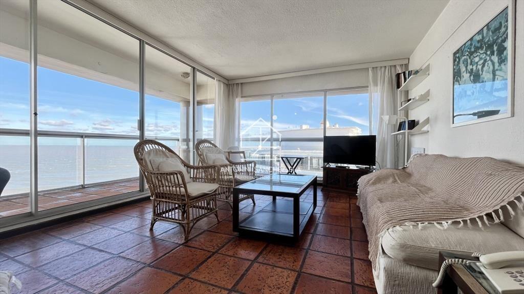Apartamento 2 dormitorios Punta del Este vista a la Brava