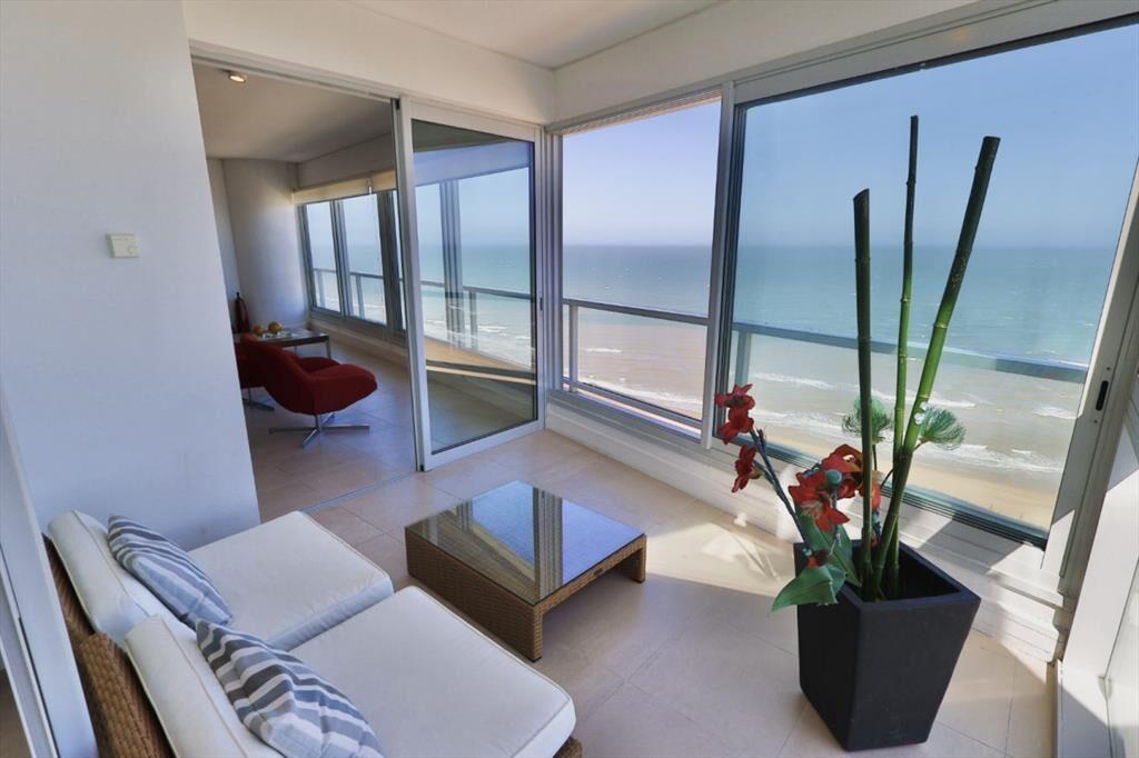 VENTA APARTAMENTO 3 DORMITORIOS + DEPENDENCIA -