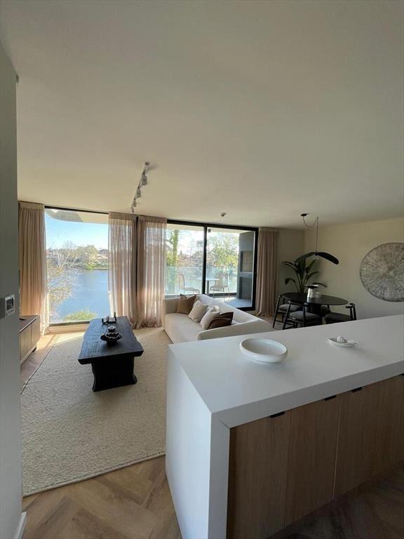 Apartamento en venta, 3 dormitorios, vista al lago y parril