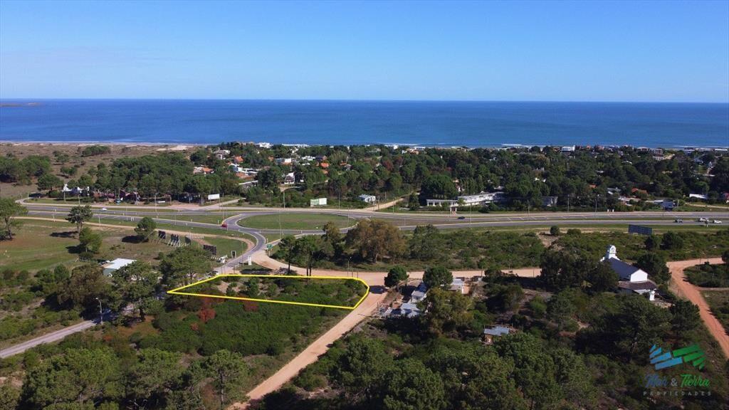 Venta de terreno esquinero en Club del Lago Punta