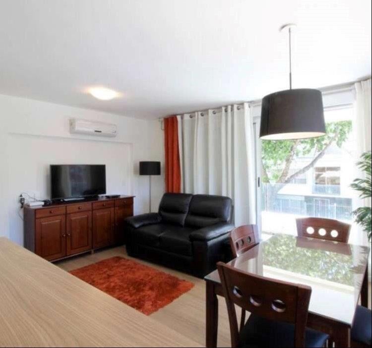 se alquila 100 % equipado, cuenta con 2 dormitorios con pla
