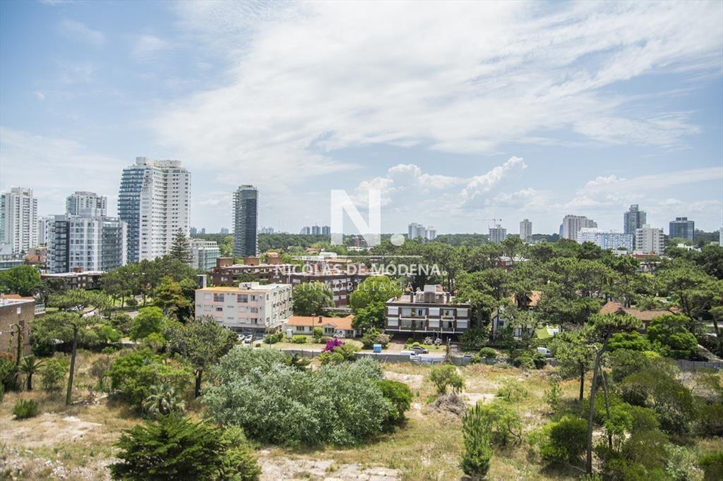 Vende apartamento de 2 dormitorios y medio en del
