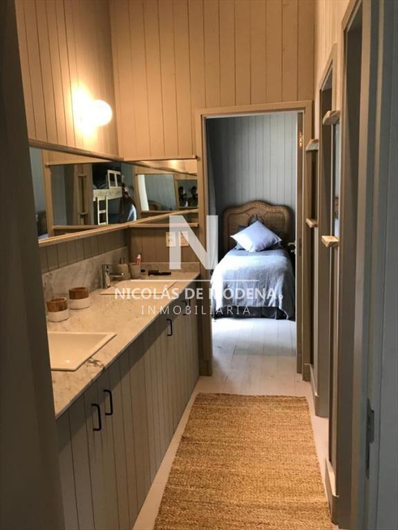 Casa de 4 dormitorios en venta en barrio cerrado.