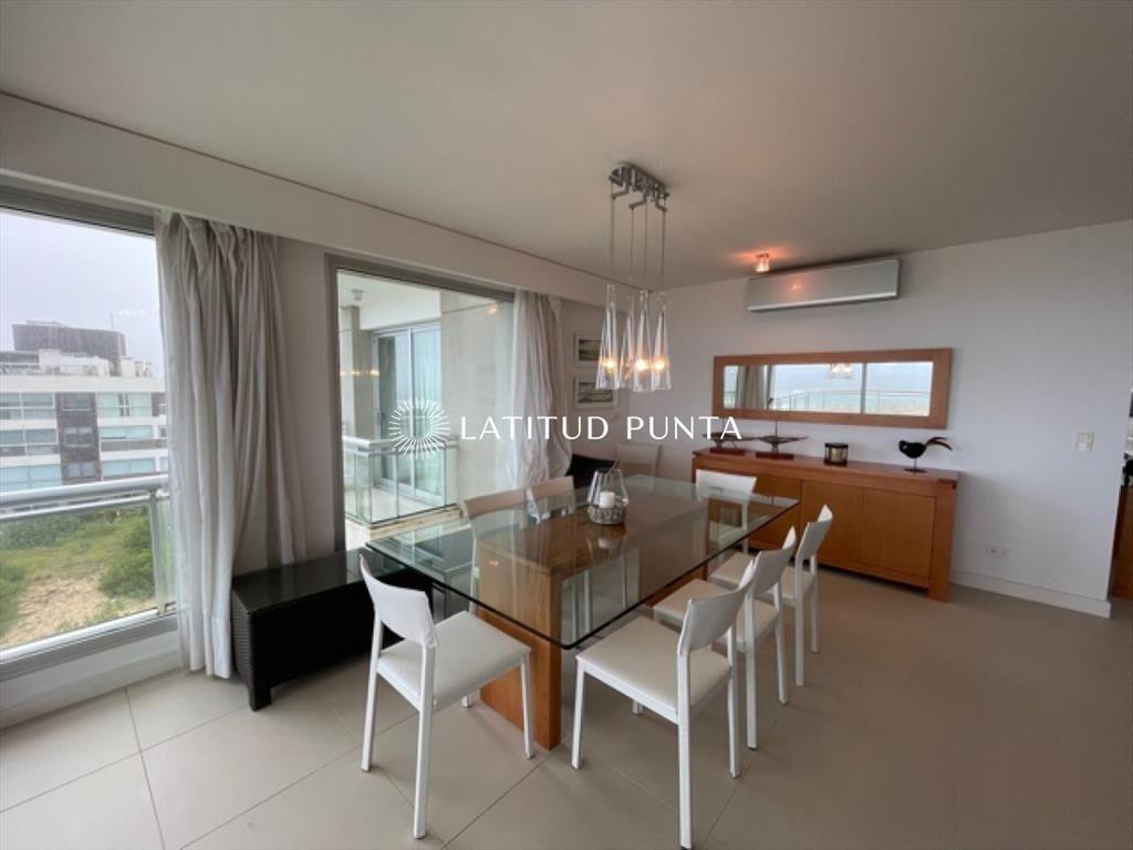 Apartamento en Brava, 3 suites más dependencia