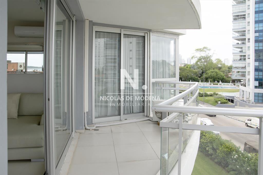 Apartamento de 3 Dormitorios en Playa Mansa en -