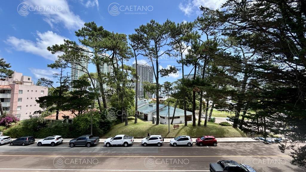 Apartamento en alquiler en Playa Mansa, 2 dormitorios