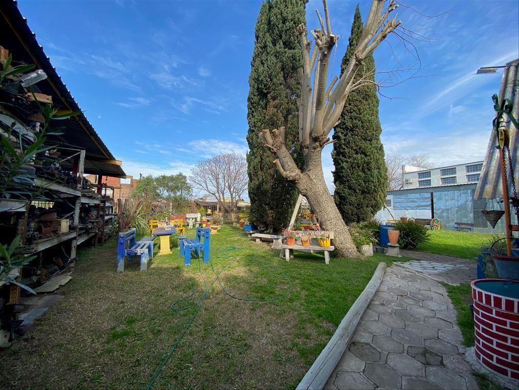 Venta de Amplio terreno con depósitos, galpones y casas