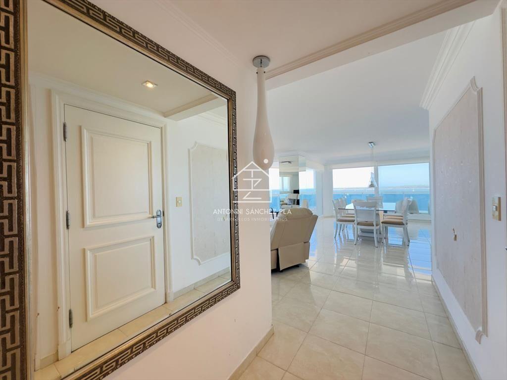 Apto en venta, excelente vista a la playa mansa,