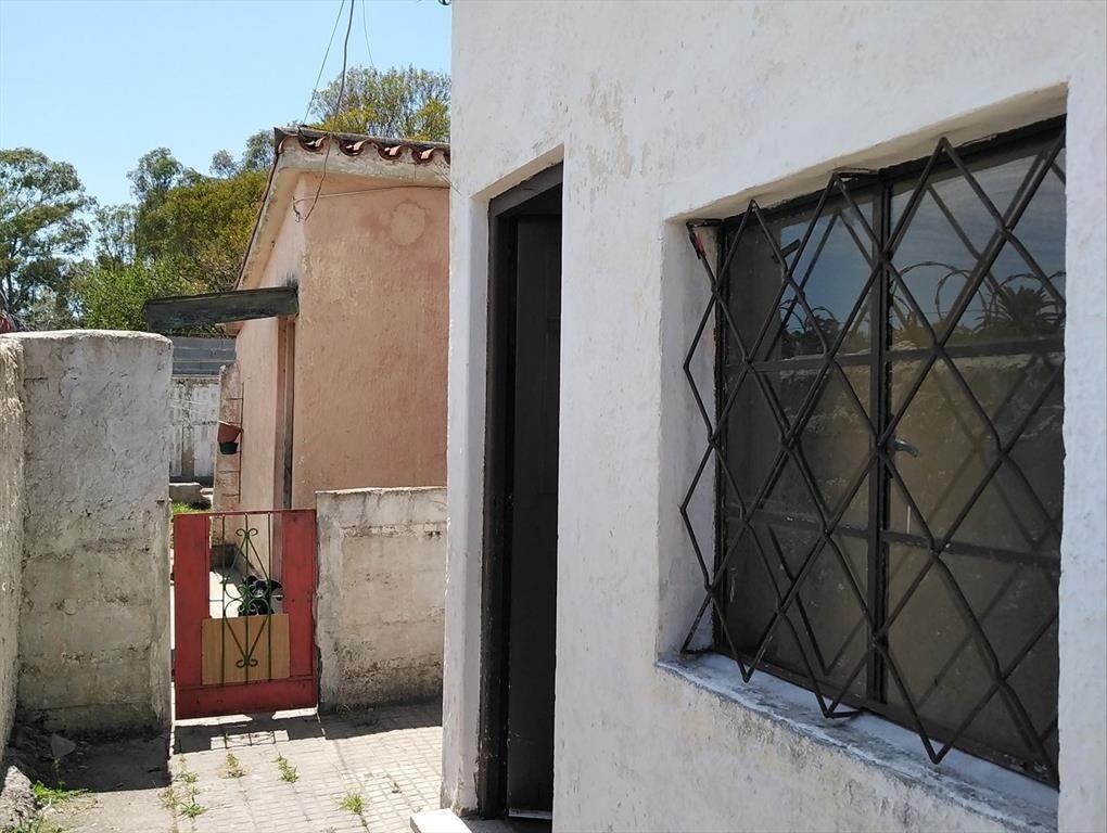 Casa y dos apartamentos, todos alquilados, ideal para renta.