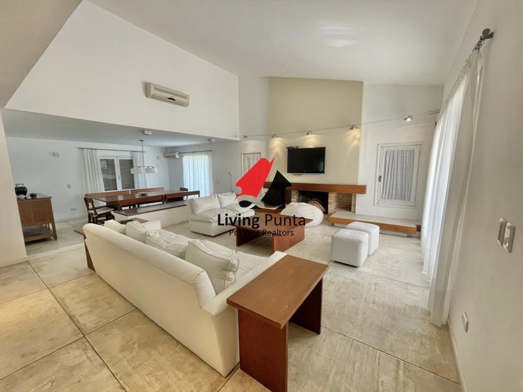 VENTA DE HERMOSA CASA DE 4 DORMITORIOS EN LUGANO