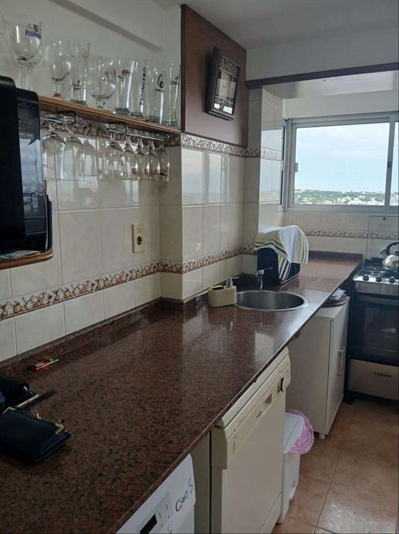 HERMOSO APARTAMENTO A METROS DE RAMBLA 4 dormitorios 2 baño