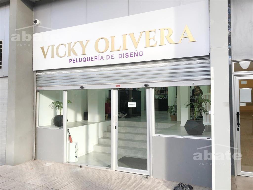 Local comercial en Venta con Renta. Av. Rivera entre Simón