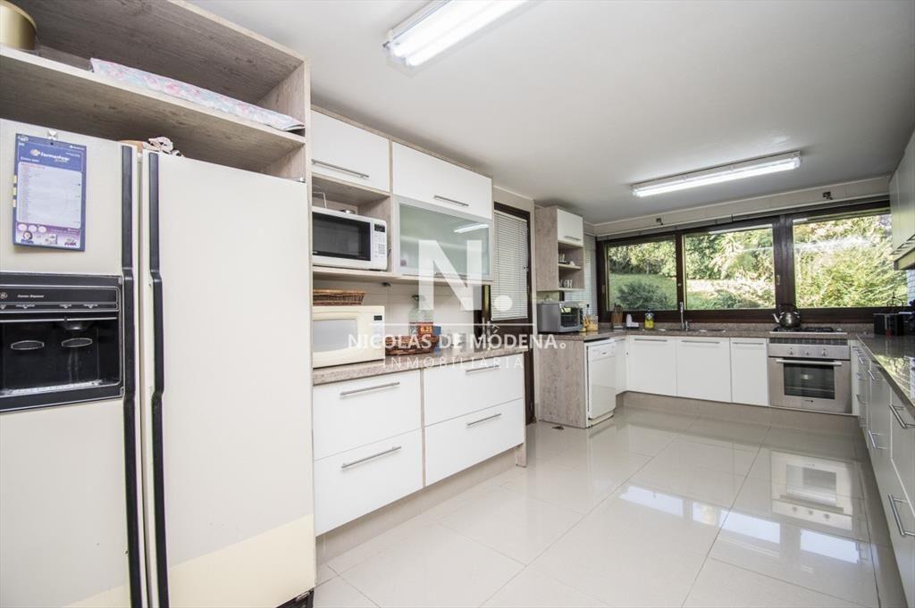 En venta casa de 4 dormitorios en suite en Punta
