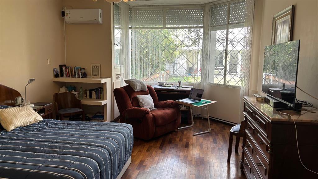 Venta de 2 excelentes casas en un padrón sobre J. Suarez...