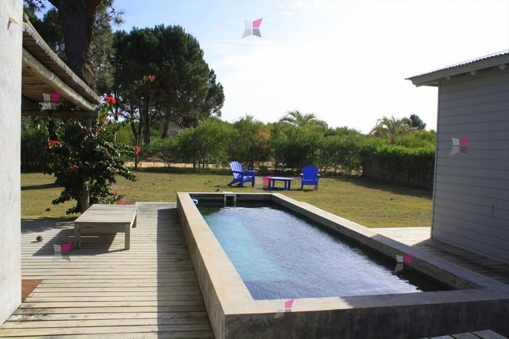 VENTA DE CASA DE 3 DORMITORIOS Y SERVICIO EN DEL