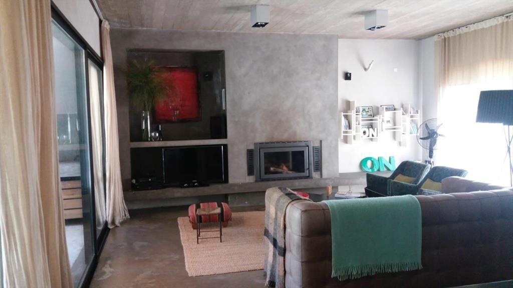 VENTA DE CASA DE 3 SUITES EN BARRIO CERRADO LA