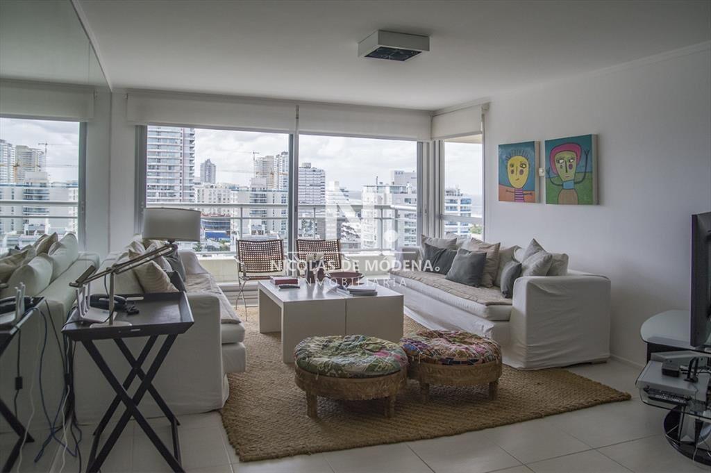 Vende apartamento de 3 dormitorios + dependencia
