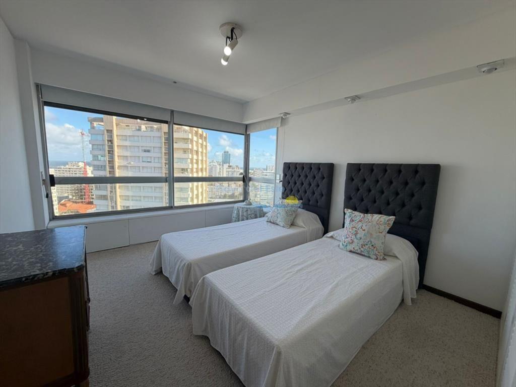 Apartamento de 2 dormitorios y servicio en anual