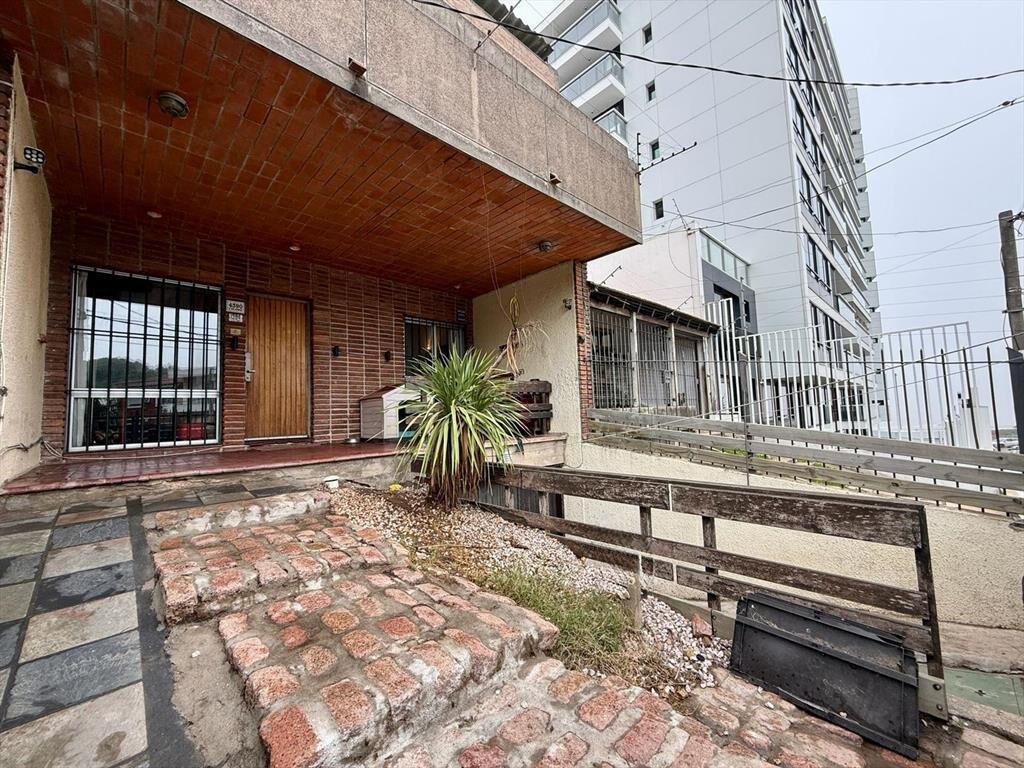 VENTA CASA MALVIN 4 DORM, BALCÓN, PATIO Y BARBACOA