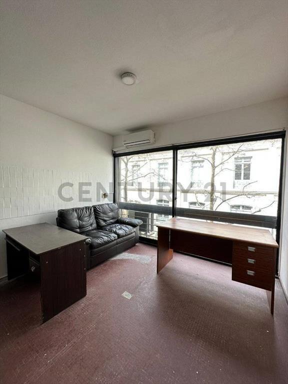 Oficina con RENTA . Centro , Colonia y Cuareim- FRENTE