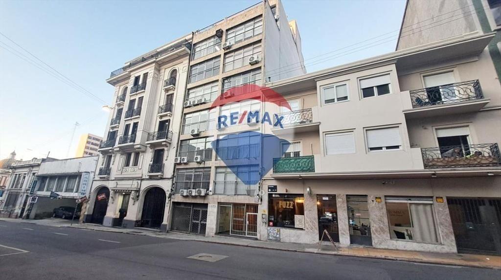 VENTA OFICINA CON RENTA CIUDAD VIEJA