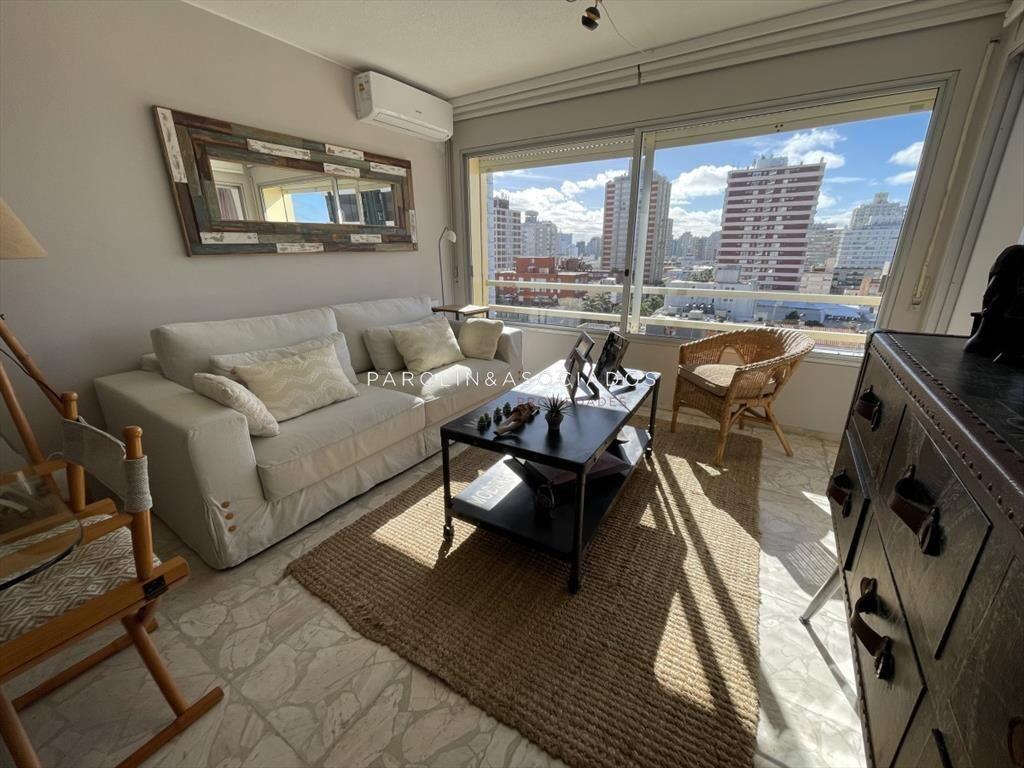 Apartamento en venta con vista al mar en edificio Libertado