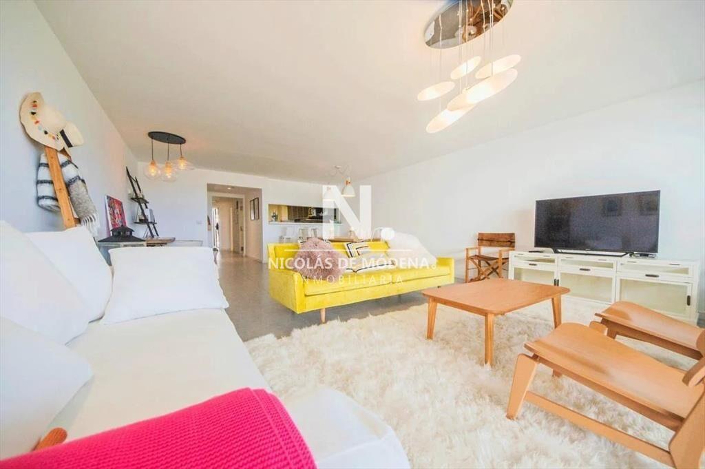 Departamento de 2 dormitorios y servicio en venta