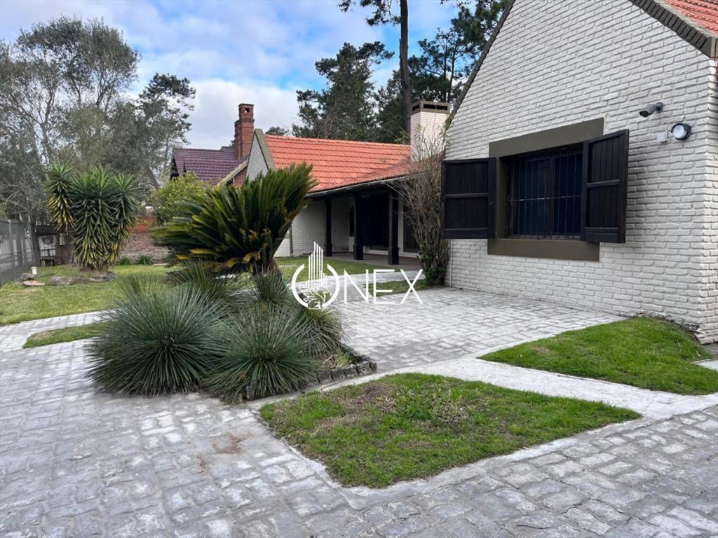 Venta casa 5 dormitorios con piscina en Punta del Este.