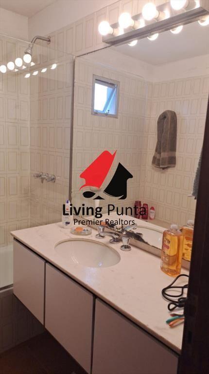 Vende apartamento de 2 dormitorios más servicio