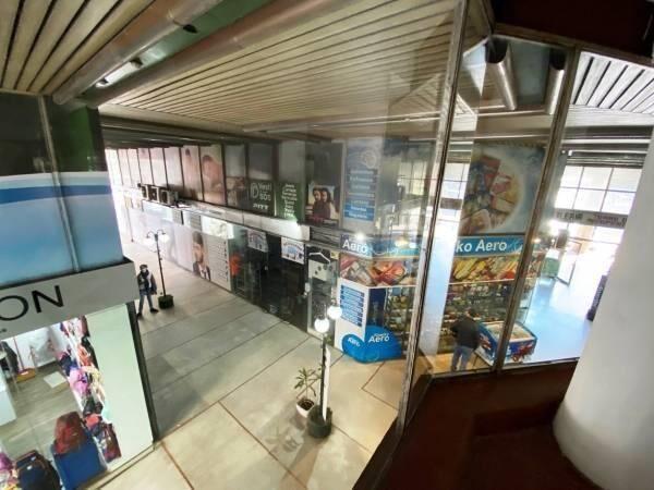 Venta de galería con locales, oficinas y 20 garage, en Centr