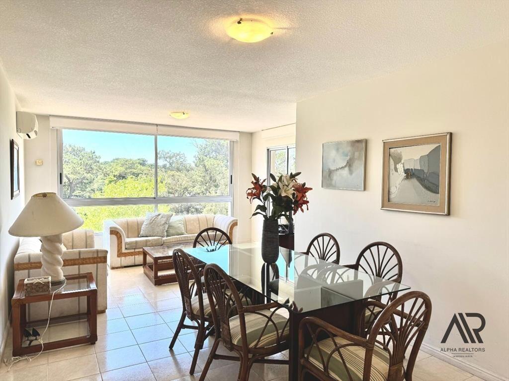Apartamento en venta de 3 dormitorios c/ cochera en Roos...