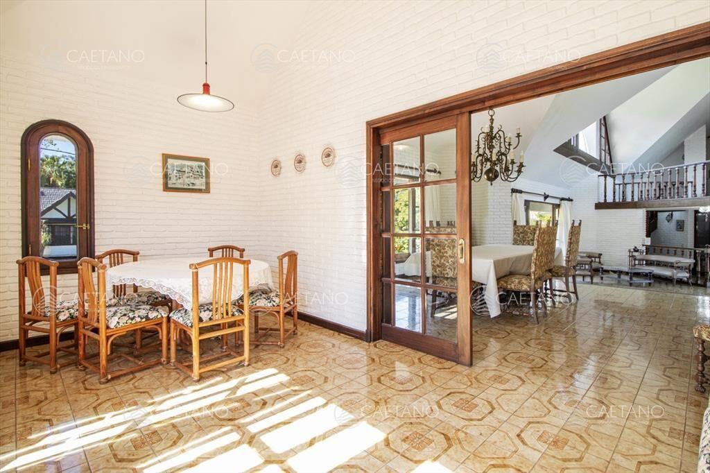 Venta de casa de 4 dormitorios más dependencia y