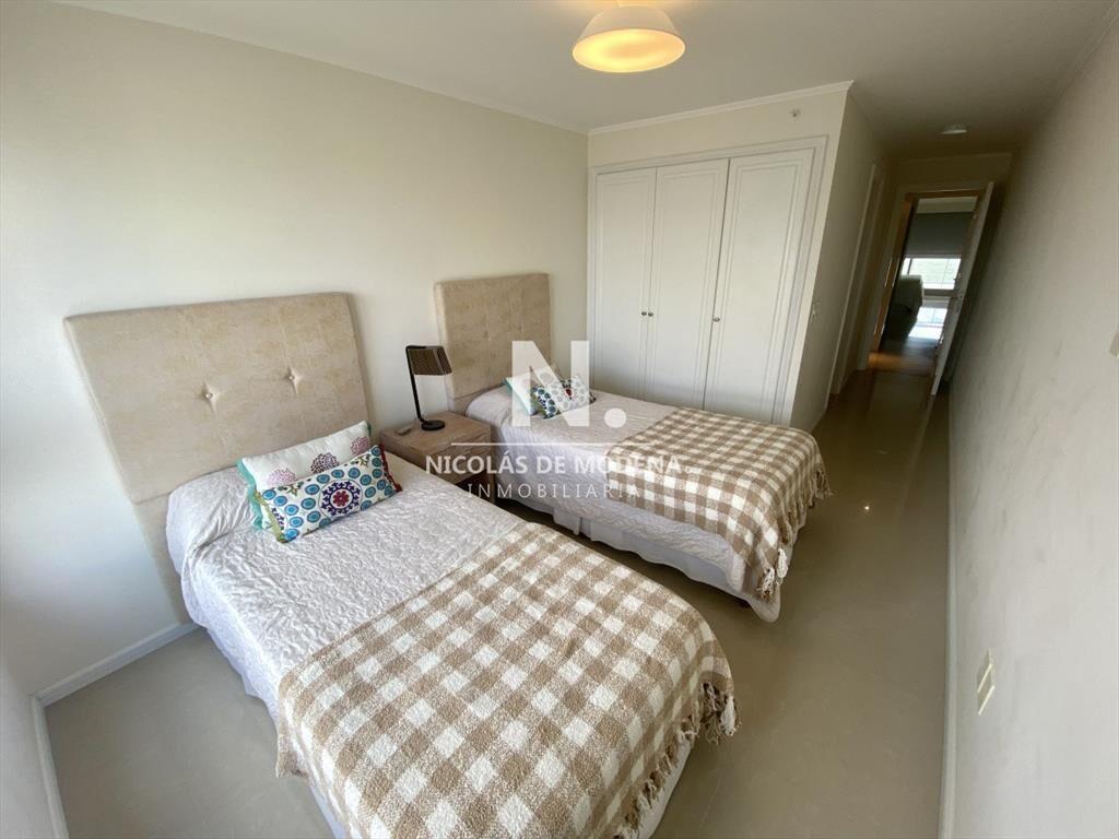 Vende apartamento de 3dormitorios en Brava- Punta del Este