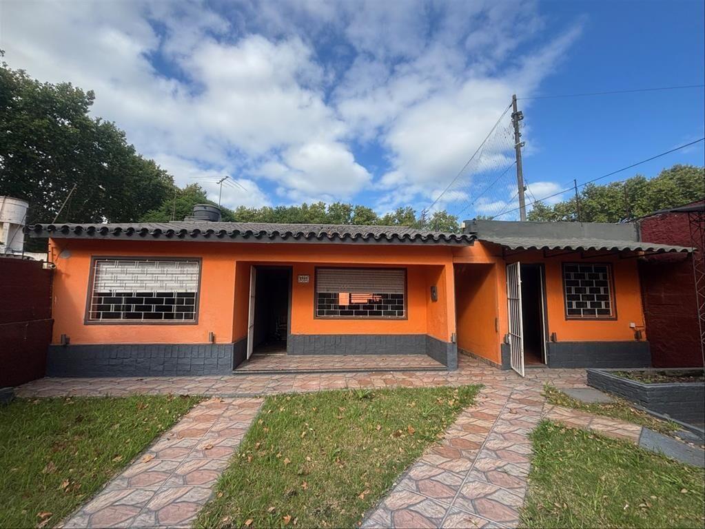 Dos casas en mismo padrón en Colón. Con renta.