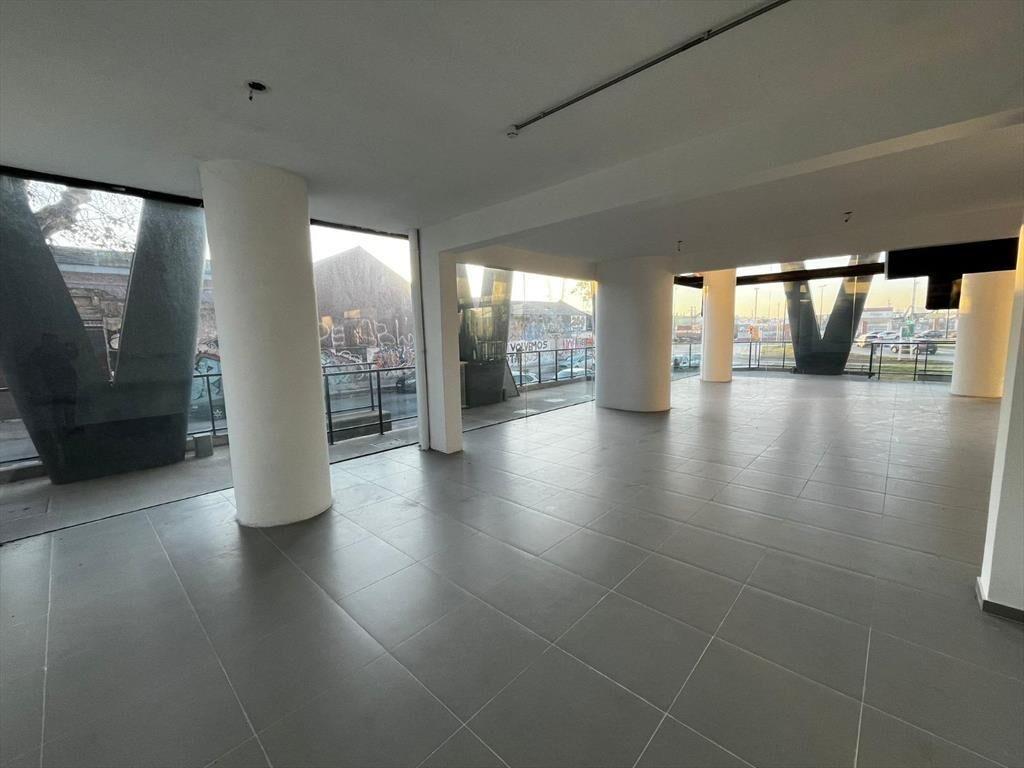 La paz esq. Julio Herrera, 220 m2 de salon, 17 de frente, a