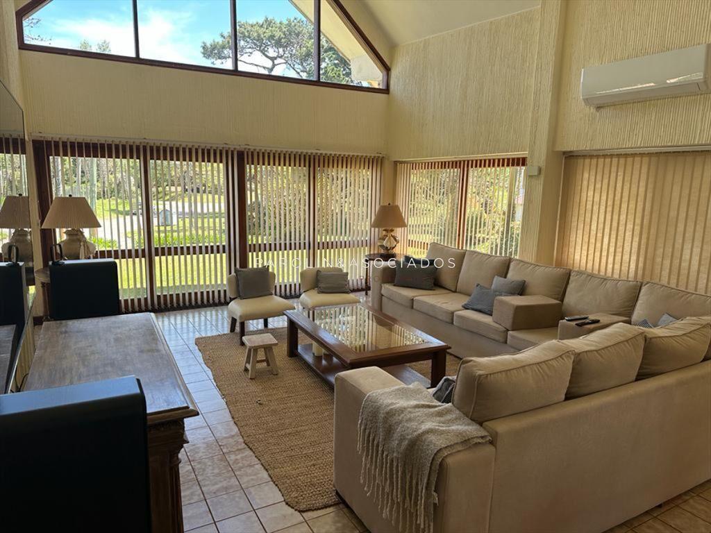 Excelente casa en venta de 5 dormitorios en Punta