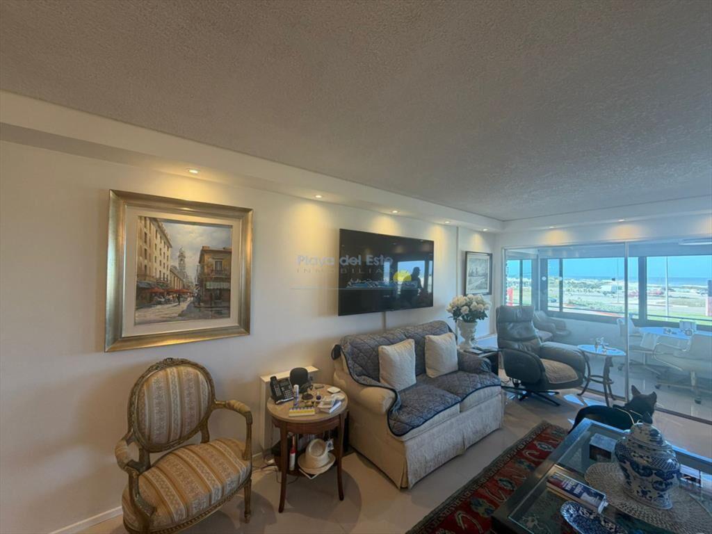 Apartamento en venta de 3 dormitorios en punta ,