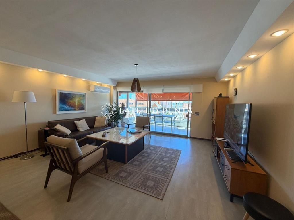 Apartamento frente al mar, 3 dormitorios más