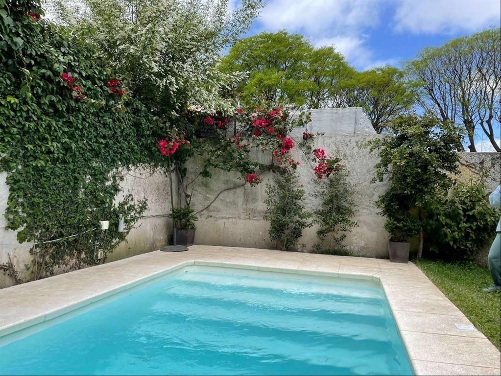 Espectacular casa reciclada con jardín y piscina