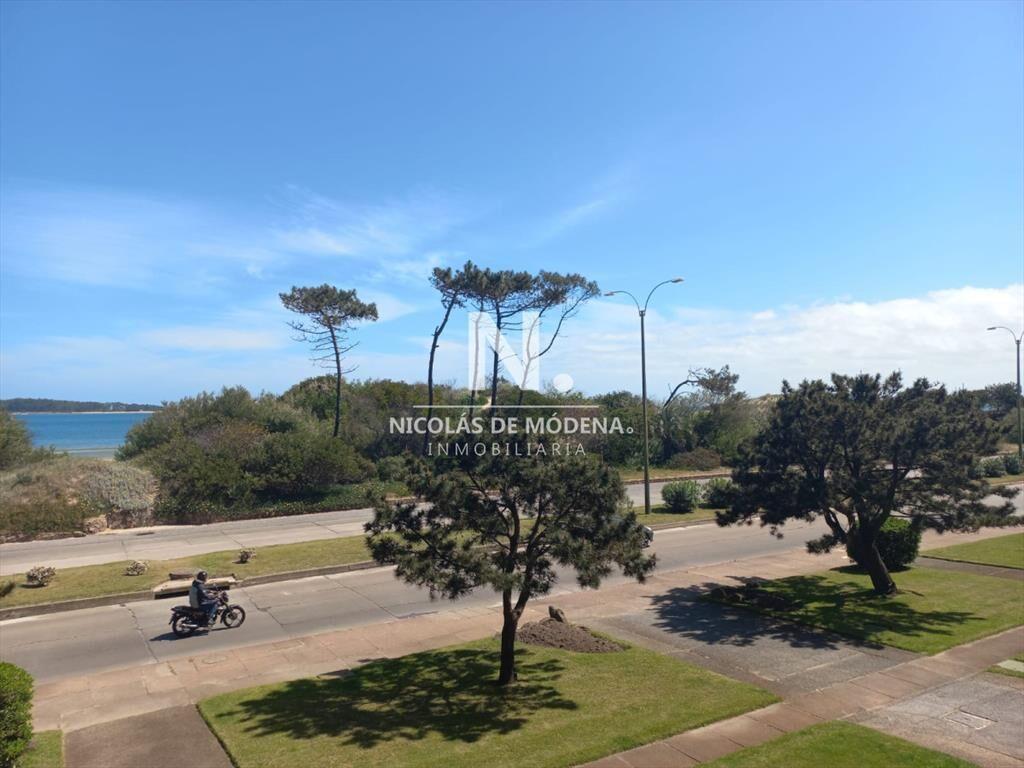 Apartamento en primera fila de Playa Mansa, con 3