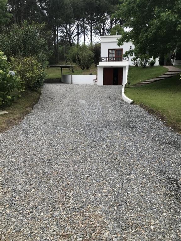 AGRADABLE  CASA EN ZONA MUY TRANQUILA Y ARBOLADA