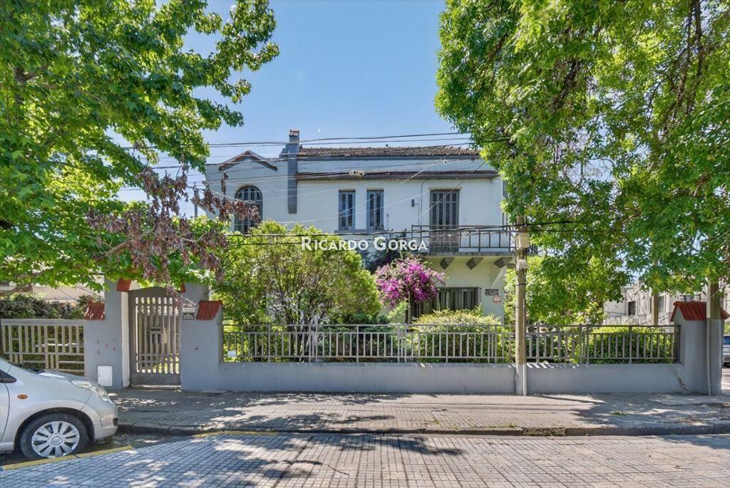 Hermosa casa esquina sobre Av. Luis a de Herrera muy pró...