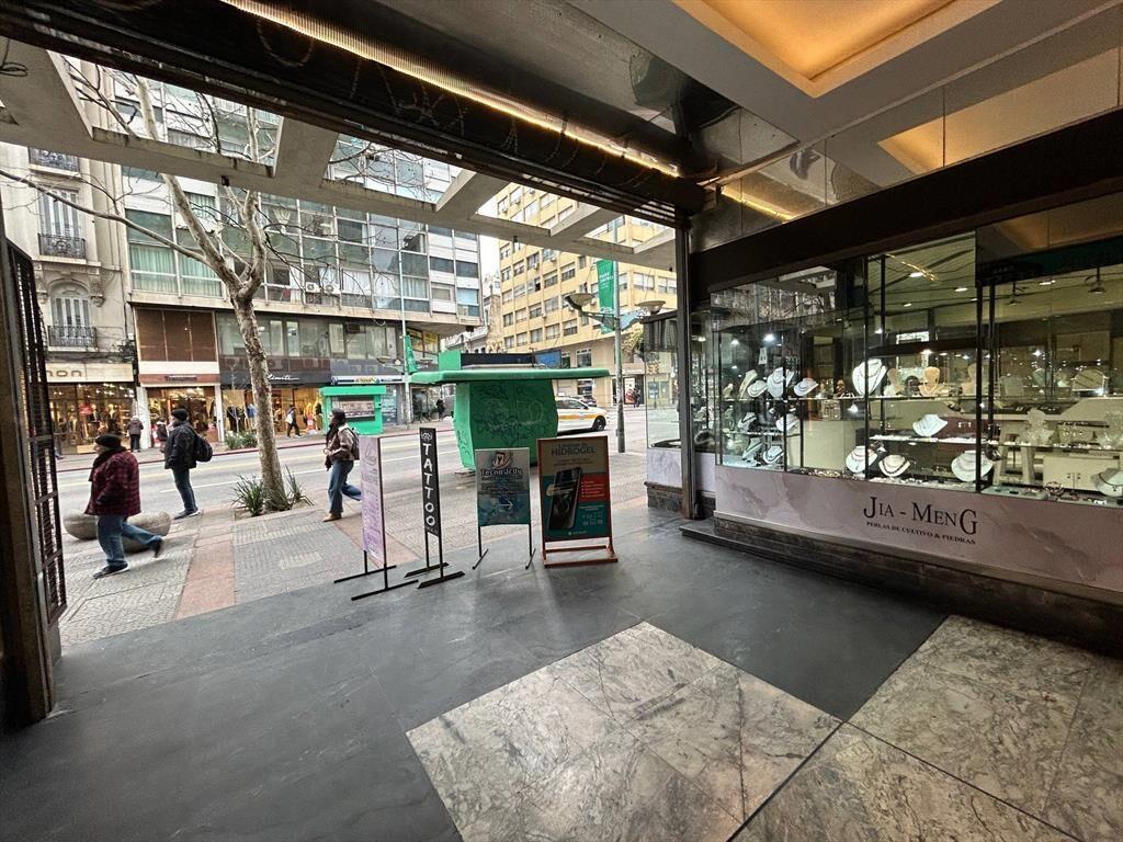 Alquiler - Local Comercial de 22 m2 en galería - 18 de Juli