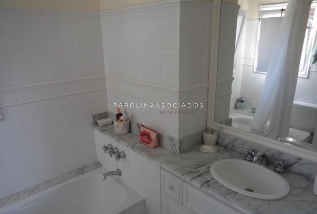 Excelente casa en venta a dos cuadras del mar,
